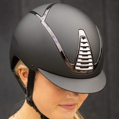 Capacete de equitação cinzento com detalhes cromados