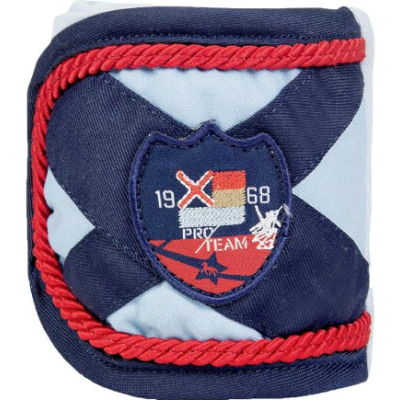 Produto tecido azul com braçadeira decorativa vermelha e brasão azul com texto 1968 PRO TEAM