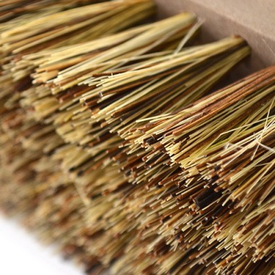 Vassoura com cerdas naturais castanhas e amarelas