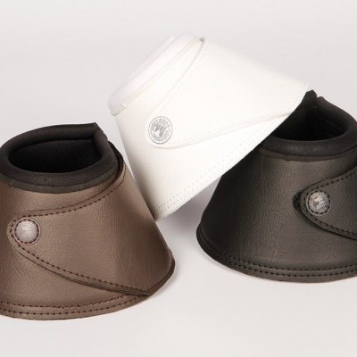 Protetoes de casco para cavalo em marrom, branco e preto, em couro sintético com botão de pressão.