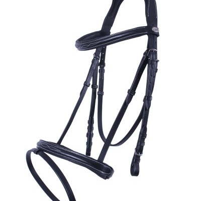 Sela de cavalo de couro preto com costura branca em fundo branco