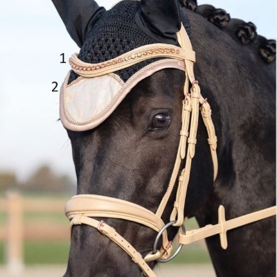 Cavalo preto com cabeçada bege de couro e protetor de orelhas preto em tecido crochê
