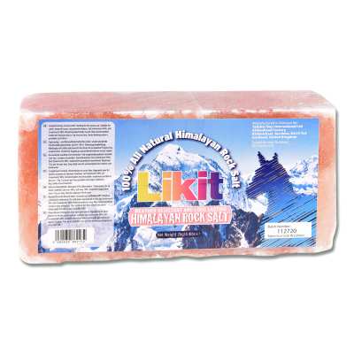 Bloco de sal rosa do Himalaia com etiqueta azul e texto promocional