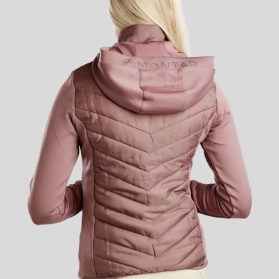 Casaco rosa com capuz e acolchoado na parte de trás, texto ÁMONTAR no capuz, mulher vista de costas.