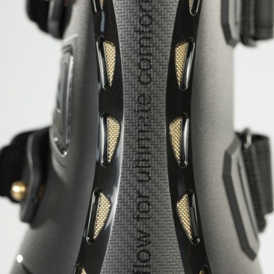 Botas cinzentas e pretas com recortes de malha dourada e texto impresso