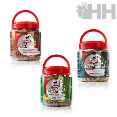 Três frascos transparentes com tampas vermelhas contendo snacks para cavalos Leoveties em diferentes sabores