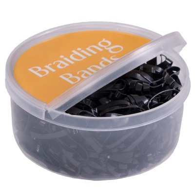Caixa plástica com bandas de modelagem pretas e etiqueta amarela 'Braiding Bands'