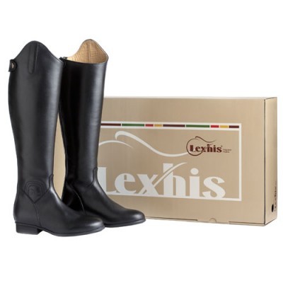 Botas altas pretas em couro ao lado de caixa Lexhis bege