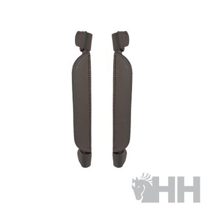 Par de alças de couro castanho com pespontos e fecho, fundo branco