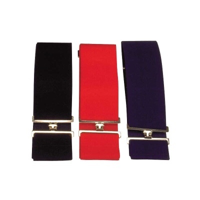 Três cintos largos de tecido preto, vermelho e azul com fivelas douradas