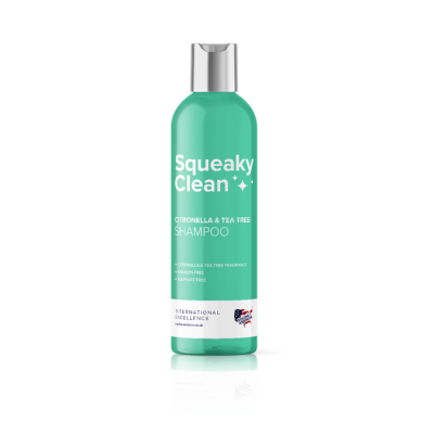 Garrafa verde de champô Squeaky Clean com texto branco e selo colorido sobre fundo branco