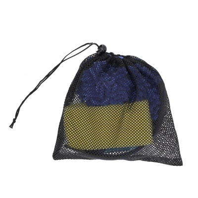 Saco de rede preto com cordão de ajuste e objetos azuis e amarelos no interior.