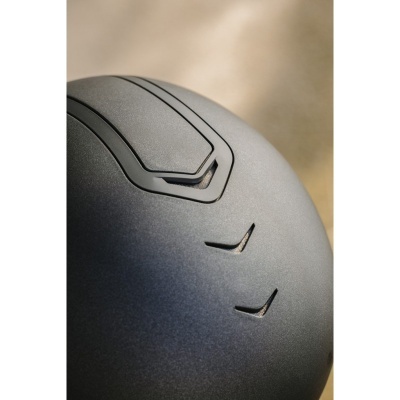 Capacete preto fosco com ventilação superior e detalhes em forma de chevron