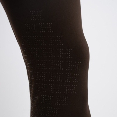 Perna com collants pretos com padrão de pontos pequenos