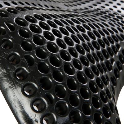 Superfície preta perfurada com orifícios redondos