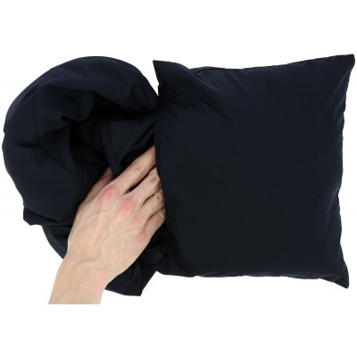 Almofada preta quadrada com enchimento acolchoado preto e mão a inserir enchimento