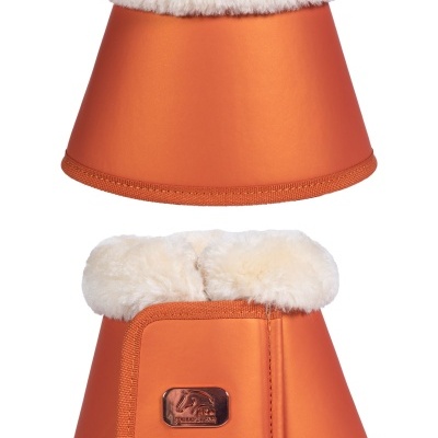 Campanas de proteção laranja com acabamento em pelo branco e placa metálica