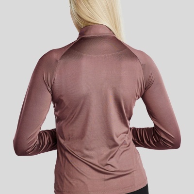 Blusa de manga comprida castanha clara e calças pretas para atividade física vista de costas