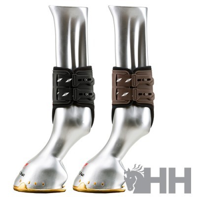 Protetores para patas de cavalo em preto e castanho em manequins metálicos