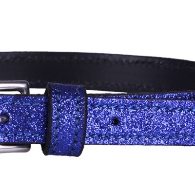 Cinto azul metálico fino com fivela prateada