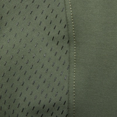 Tecido verde com pequenos cortes e costura visível