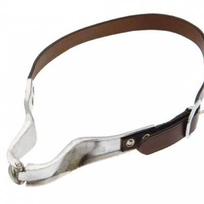 Correia para queixo com tira em pele castanha e parte frontal metálica prateada