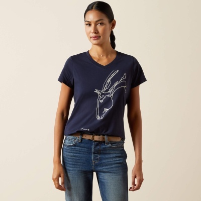 Mulher com t-shirt azul escura com estampa branca e calças de ganga azuis