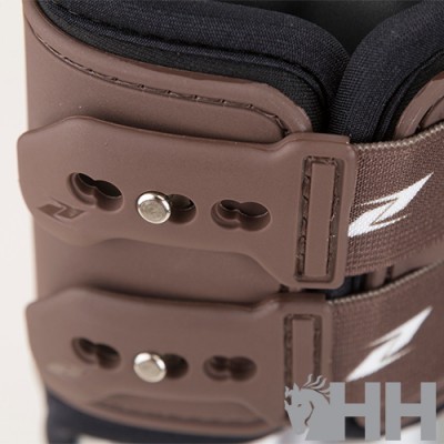 Fecho ajustável em plástico castanho e correias de tecido castanho com padrão branco