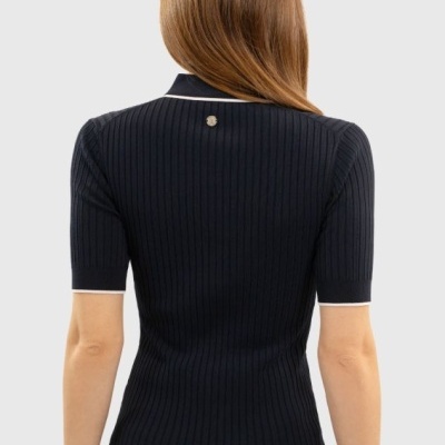 Camisola canelada azul escuro com gola e punhos brancos vista de costas