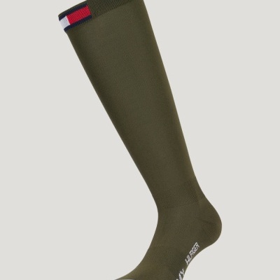 Meia verde-oliva comprida com detalhes tricolores e texto Tommy Hilfiger