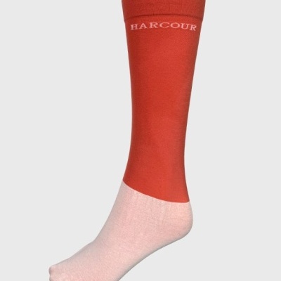 Meia laranja e rosa claro com texto HARCOUR