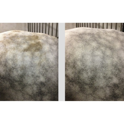 Superfície cinzenta com padrão manchado e textura visível ao fundo neutro e grade metálica.