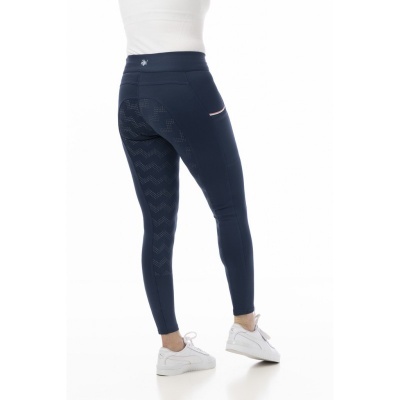 Leggings esportivas azul escuro com padrão e ténis brancos