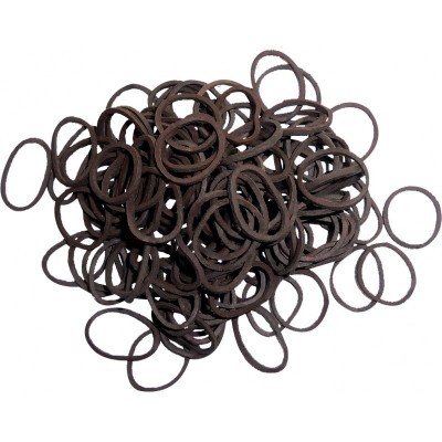 Monte de elásticos pretos finos sobre fundo branco