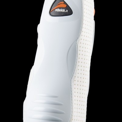 Protector branco com etiqueta 'eQuick.it' em fundo preto