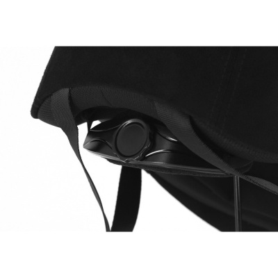 Detalhe de assento com tecido preto e ajuste plástico