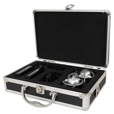 Estojo preto com microfones e recetores em espuma interior