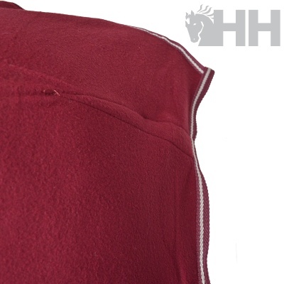 Tecido vermelho em malha polar com costura reforçada e logotipo HH cinza