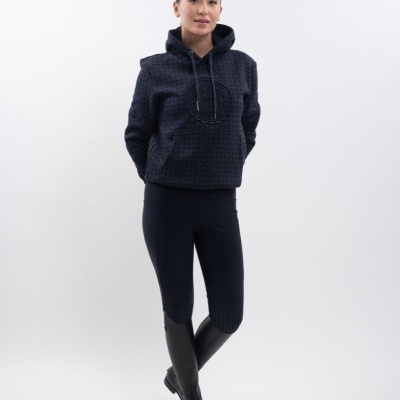 Mulher vestindo vestido moletom azul escuro com capuz e calças justas pretas