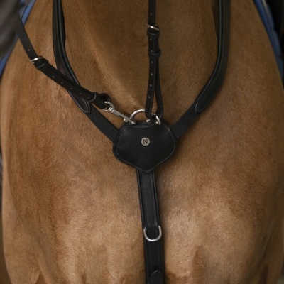 Peitoral de couro preto para cavalo castanho claro com sela azul