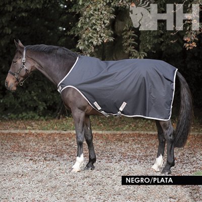 Cavalo com manta preta e prateada em ambiente exterior