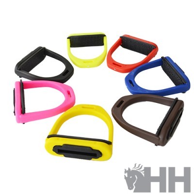 Sete puxadores plásticos coloridos com superfície rugosa dispostos em círculo sobre fundo branco