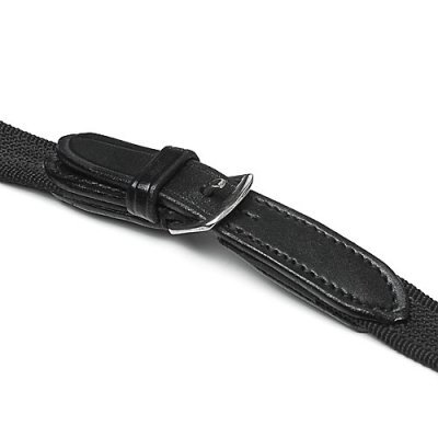 Correia preta com fivela metálica e detalhe em couro
