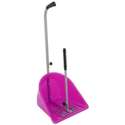 Pá de pó cor-de-rosa com cabo cinzento e pegadores pretos