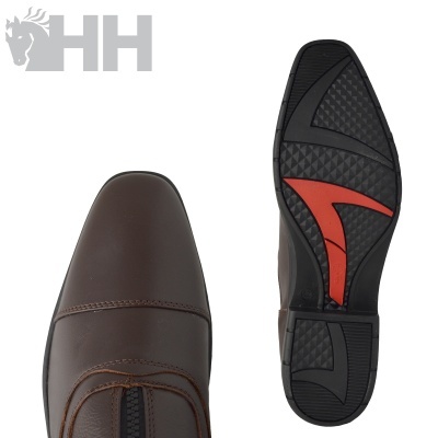 Sapato castanho em pele com sola preta e vermelha, fundo branco