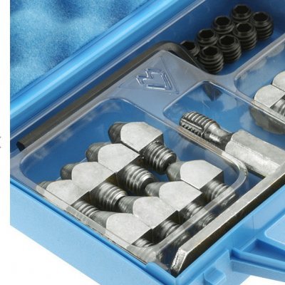 Conjunto de ferramentas metálicas em caixa azul de plástico com tampa transparente