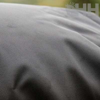 Superfície têxtil cinza com textura em ambiente exterior desfocado