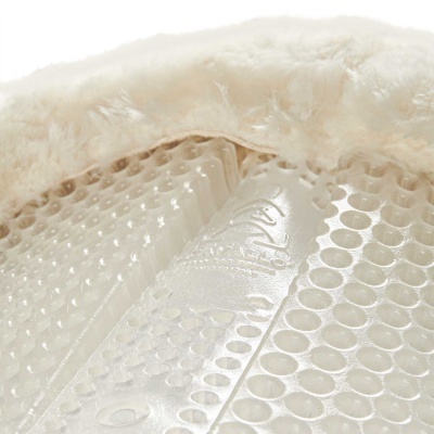 Interior de calçado com plástico texturizado transparente e pelo sintético branco