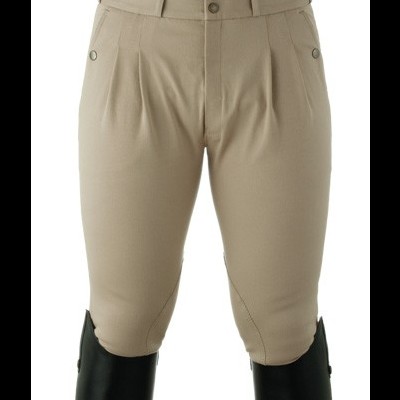 Calças desportivas bege com botões e botas pretas