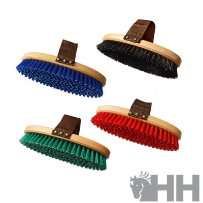 Conjunto de quatro escovas com cerdas coloridas e cabos de madeira